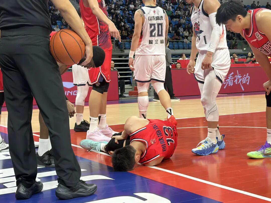 K1体育互动-WOC！郭艾伦！是膝盖啊…